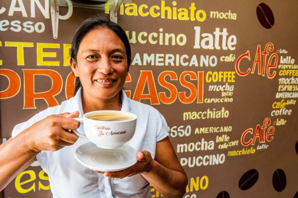 Dalinda Castillo trinkt eine Tasse Kaffee, der von der Bäuer*innen der Genossenschaft Aprocassi produziert wurde. Sie ist die Präsidentin des Frauenkommitees bei Aprocassi und baut selbst Kaffee an.