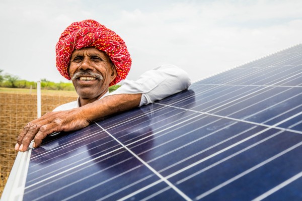 Der Landwirt Gopi lal Saini ist Kunde der Oikocredit-Partnerorganisation Fourth Partner Energy, einem Sozialunternehmen, das einkommenschwache Haushalte in Indien mit Solaranlagen versorgt.  